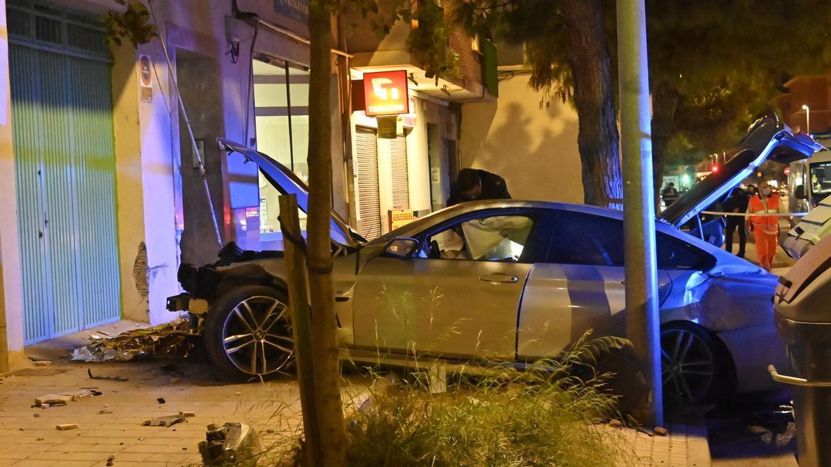 Un agente examina el interior del coche que causó la muerte a tres peatones.