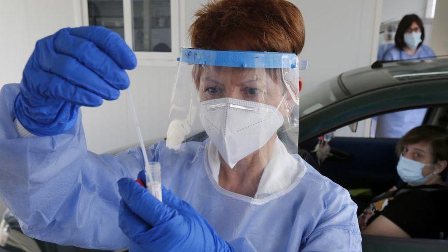 Una infermera realitza un test PCR a l'Autocovid de l'HUCA, a Astúries.