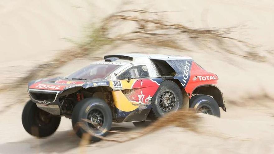 El Peugeot de Carlos Sainz, durante la etapa de ayer antes de sufrir la avería. // Efe