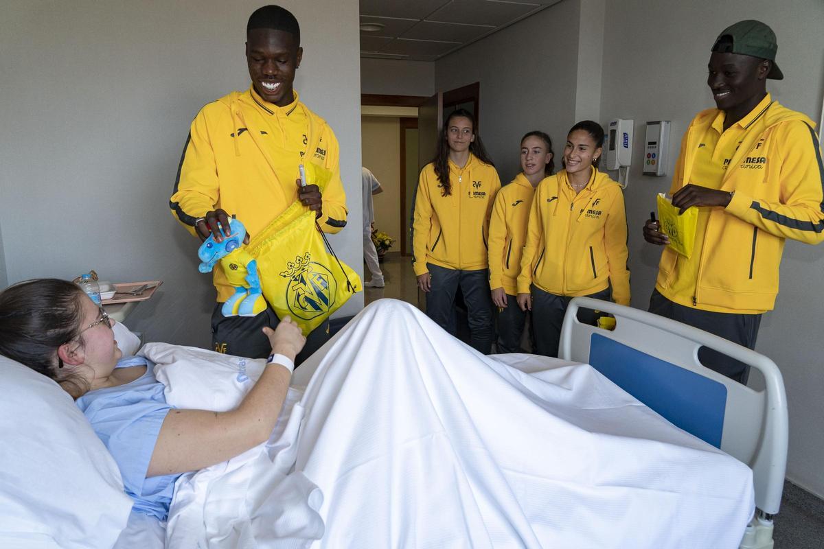 Los más pequeños recibieron los regalos con una sonrisa.