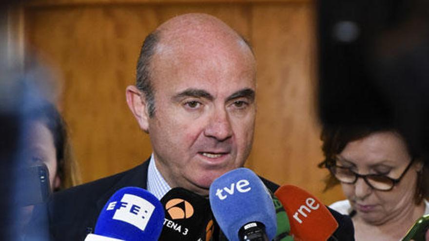 Luis de Guindos realiza declaraciones en la sede del Ministerio