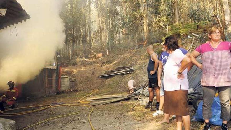 Un incendio devasta más de 70 hectáreas de monte y amenaza durante horas casas de Poio y Campañó