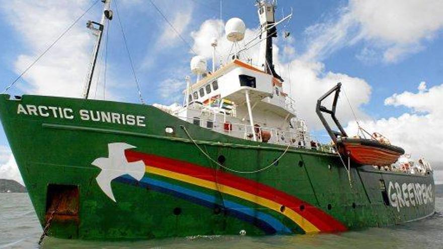 Blick auf das Greenpeace-Schiff