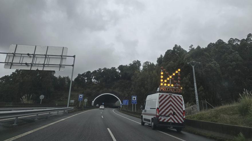 Un vehículo de Carreteras señalizando una incidencia en la Autovía en Domaio. |  S.Á.