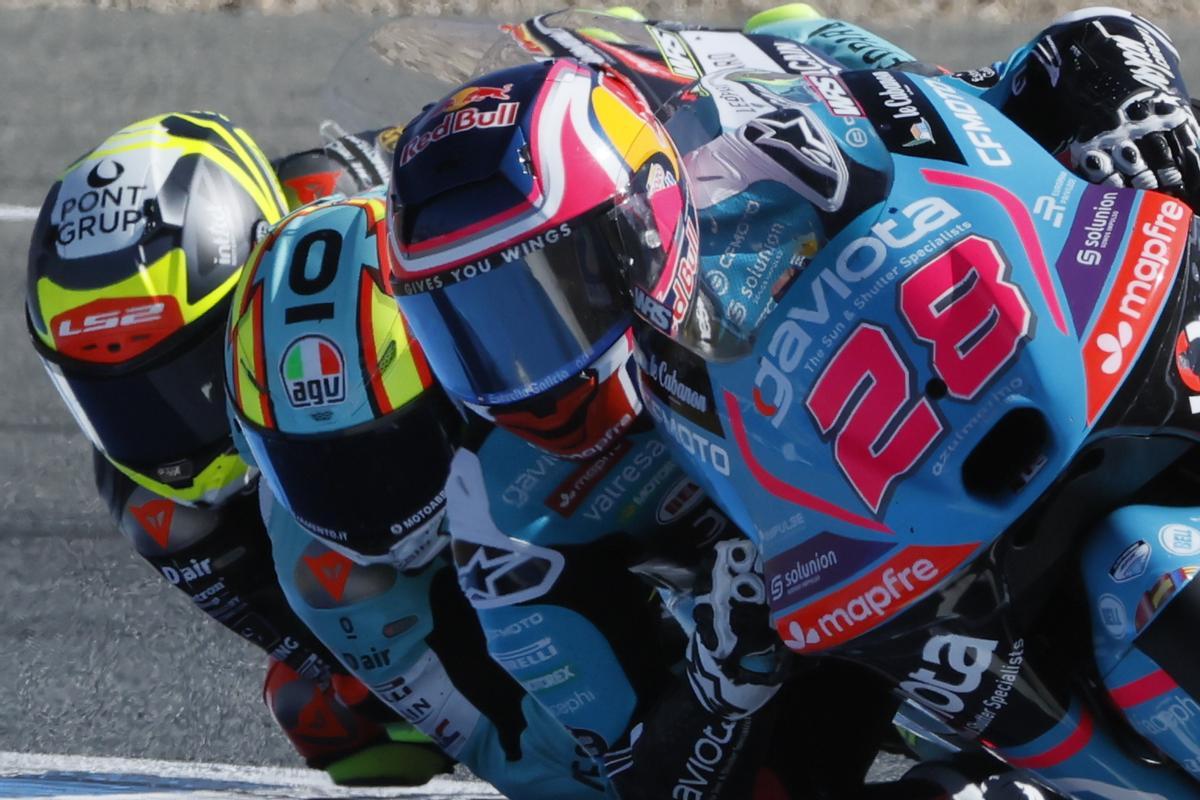 Quiles lidera la carrera por delante de Adrián Fernández y David Muñoz