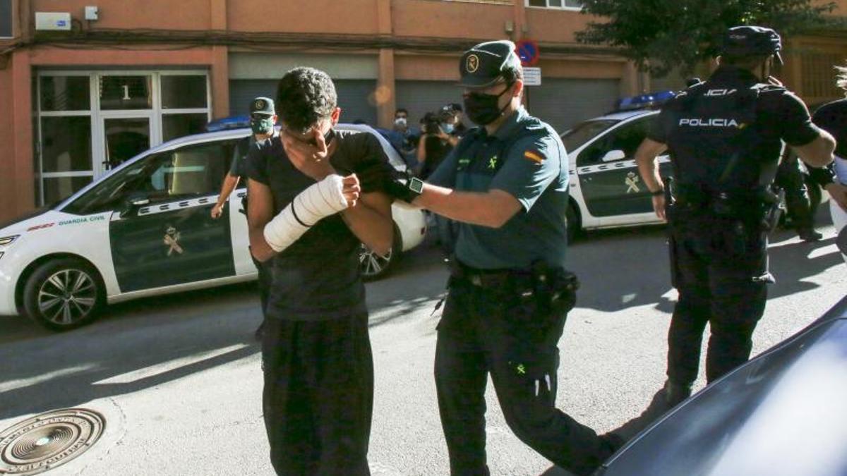 Uno de los detenidos por su presunta participación en la violación grupal a una menor de 14 años.