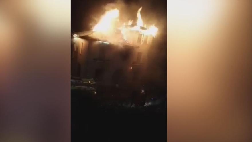 Espectacular incendio de una vivienda en Sames (Amieva)