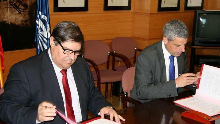 El rector (izda.) y el director territorial de CaixaBank, en la firma.