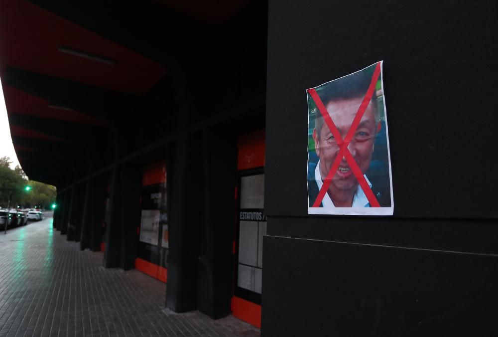 Protesta de los aficionados del Valencia CF contra de Meriton y Peter Lim