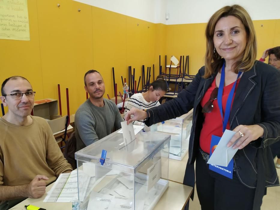 María Villajos (PP) vota en Paterna.