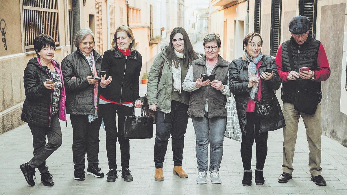 Alumnas, alumno y profesora de los cursos de teléfono móvil para &#039;gent gran&#039; de Manacor.