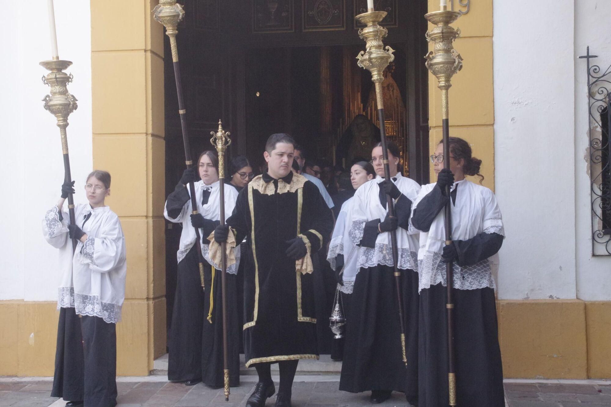 Traslado de la Virgen del Sol para presidir el altar que montan con motivo de la procesión del Corpus en Málaga