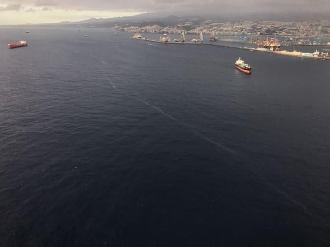 Vertido de combustible tras el accidente de un ferry en el puerto de Las Palmas