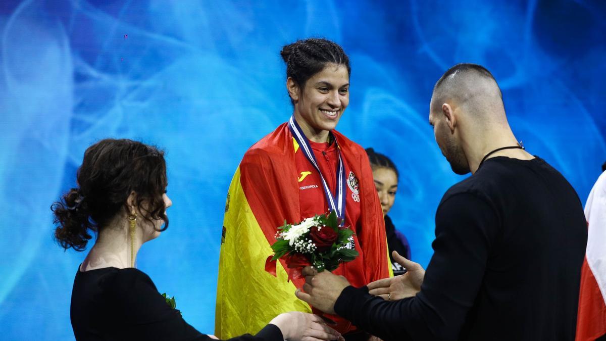 Raquel González recoge su medalla de plata.