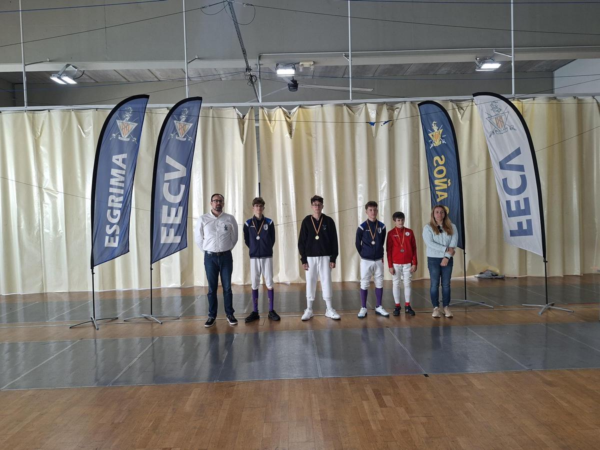 Paul Jakelsky, del Esgrima Xàtiva, al centro con la medalla de oro.