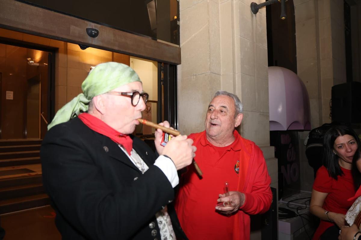 Ximo Banyuls, presidente de República Argentina, celebra la victoria en Xàtiva encendiéndose un puro.