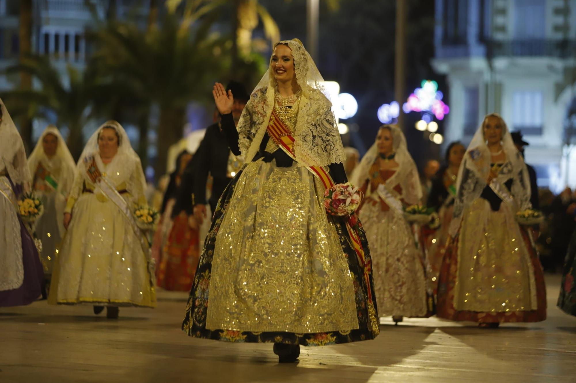 Laura Mengó y su corte coronan la ofrenda a la Virgen