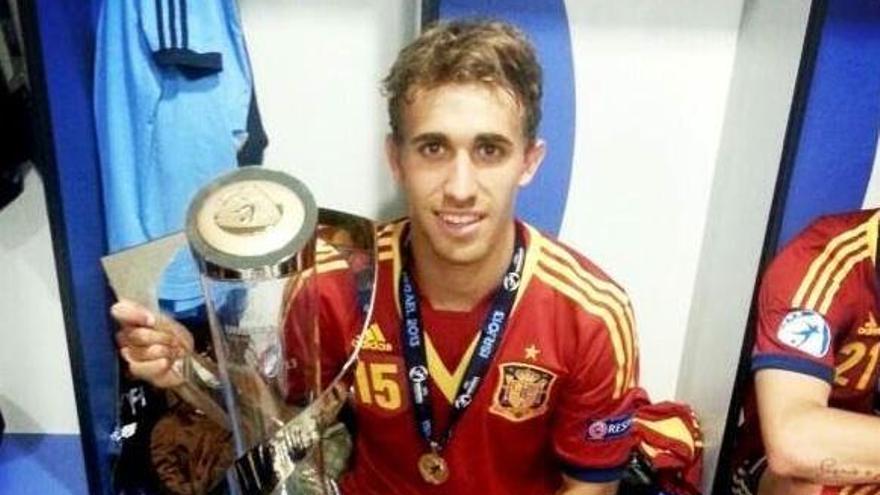 Marc Muniesa amb el títol de campió d&#039;Europa sub-21.