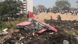 Equipos de rescate retiran los restos del avión de Air India en Ahmedabad