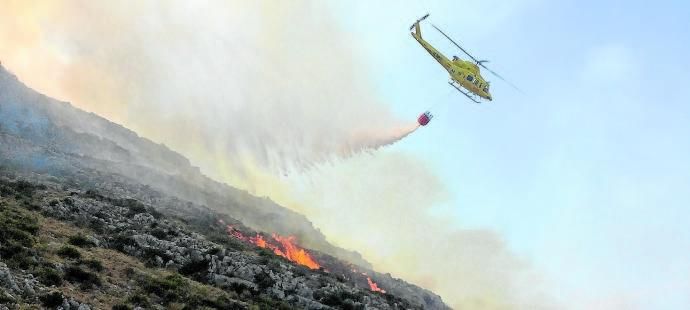 Sofocan un fuego en El Montgó en un área de gran valor natural