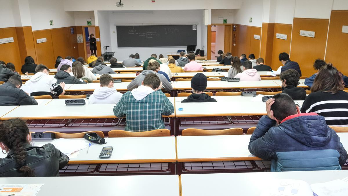 Estudiantes haciendo un examen en la Universidad de Alicante (UA).