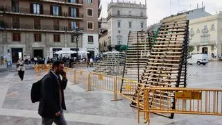Salen a la plaza las primeras piezas del cadafal de la Virgen para la ofrenda