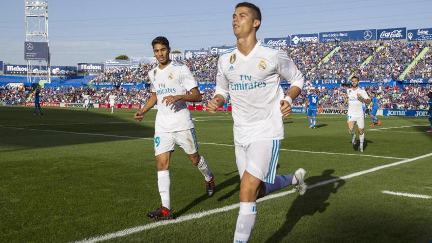 Cristiano Ronaldo celebra el segundo tanto madridista ayer en el Coliseo.