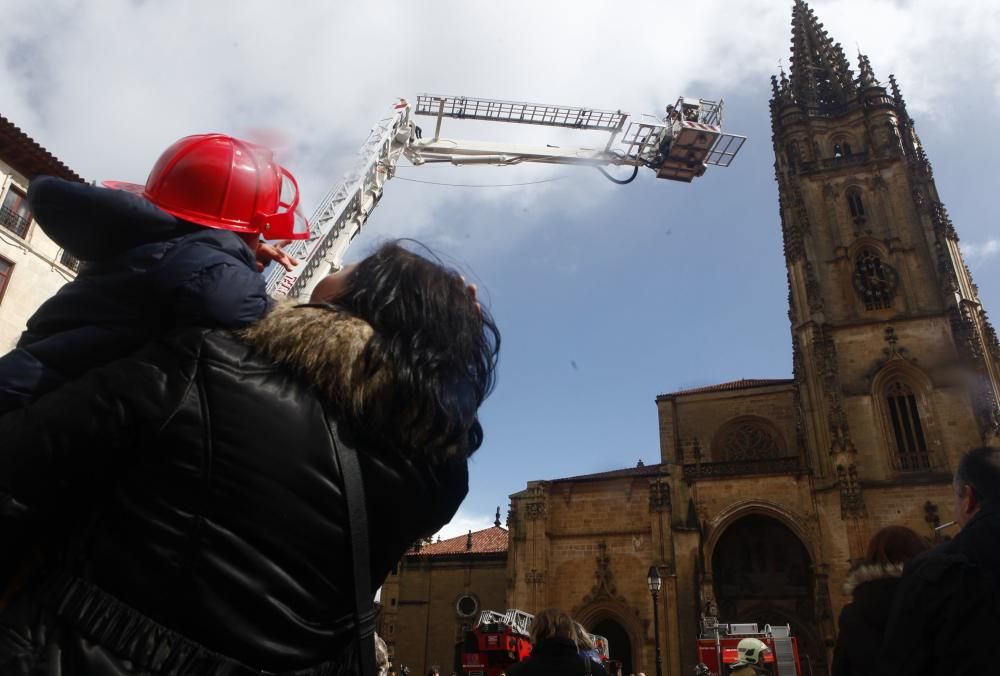 Exhibición de bomberos en Oviedo