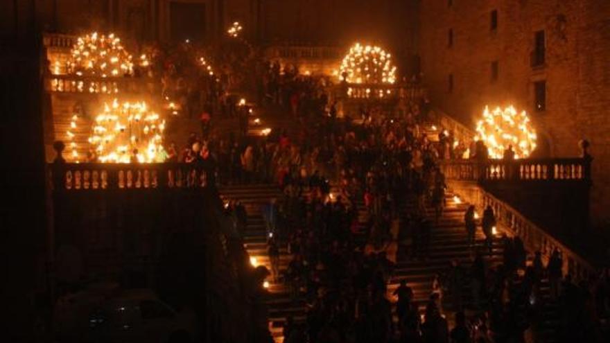 Escales de la Catedral il·luminades amb espelmes