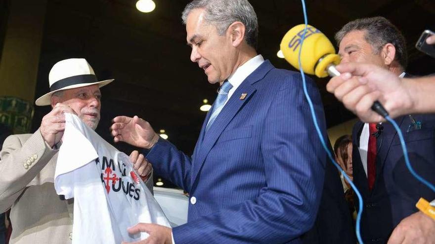 Tino Lores obsequia una camiseta a Miguel Ángel Marcena, jefe del Gobierno de Ciudad de México.// FdV