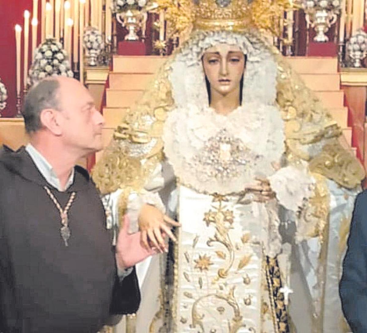 Fray Ricardo, junto a la Virgen de la Merced.