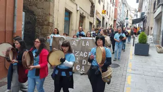 Los tinetenses salen a la calle contra el cierre de la Escuela de Música: "Ea, ea, ea, la escuela no se cierra"