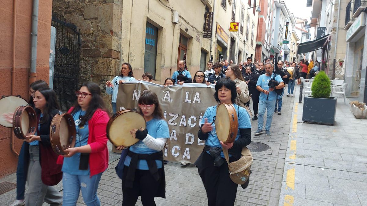 VÍDEO: Así fue la manifestación en contra del cierre de la Escuela de música de Tineo