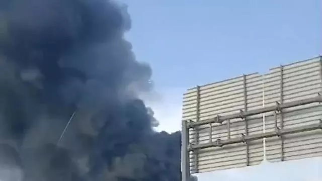 16 dotaciones de los Bomberos trabajan en un incendio en una nave industrial de Vilamalla.
