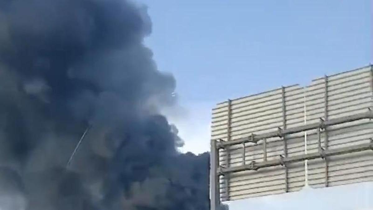 16 dotaciones de los Bomberos trabajan en un incendio en una nave industrial de Vilamalla.