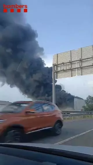 16 dotaciones de Bombers trabajan en el incendio de una nave industrial de Vilamalla