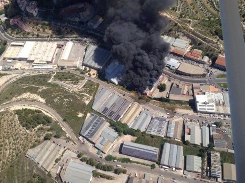 Vista aérea del incendio que ha arrasado una fábrica de colchones en Alcoy