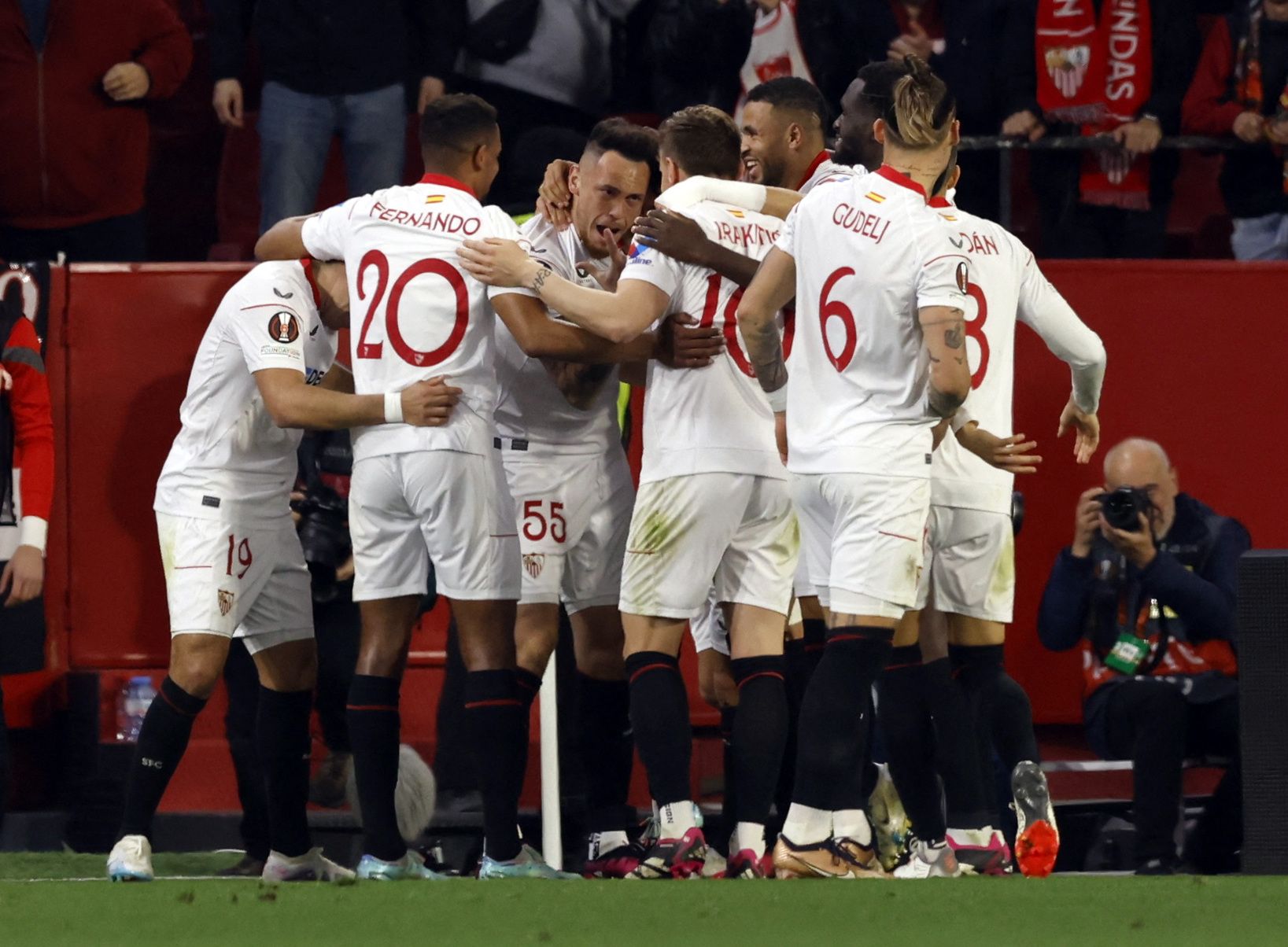 Los jugadores del Sevilla celebran el 2-0 ante el PSV, gol de Lucas Ocampos.