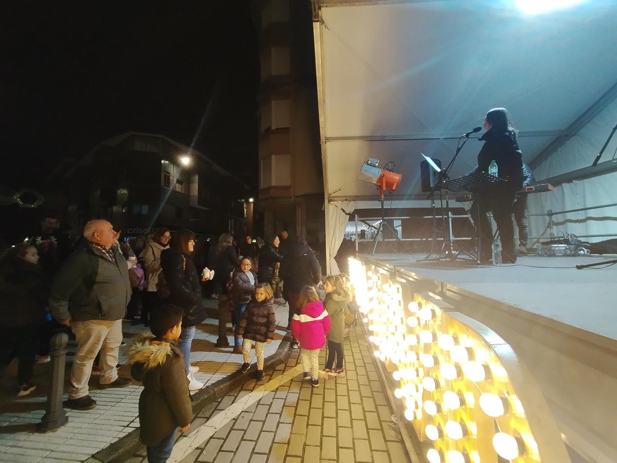 El divertido encendido del alumbrado navideño en Llanera, en imágenes