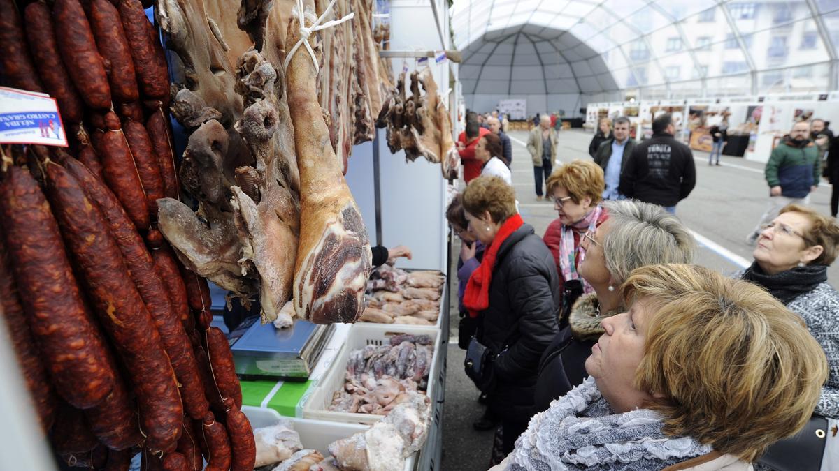 Puestos en la carpa del Campo da Feira Vello.