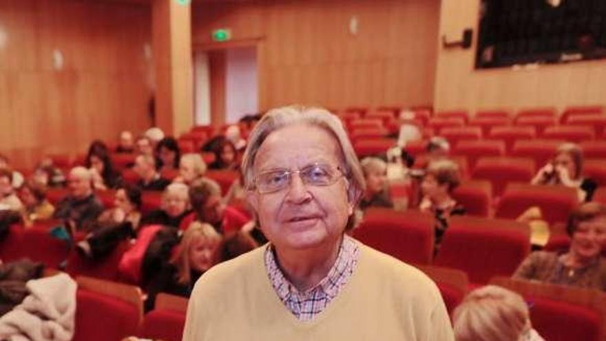 El catedrático Miguel Ángel Santos, ayer, en el teatro Clarín, antes de ofrecer su charla.