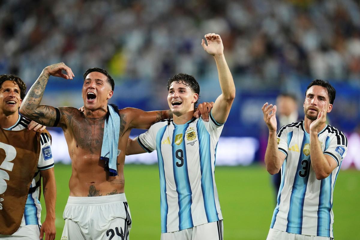 Enzo Fernandez and Julian Alvarez of Argentina celebrate the victory during the FIFA World Cup 2026 Round Of 32 match between Argentina and Cabo Verde at Miami Stadium on July 3, 2026 in Miami Gardens, United States. AFP7 03/07/2026 ONLY FOR USE IN SPAIN