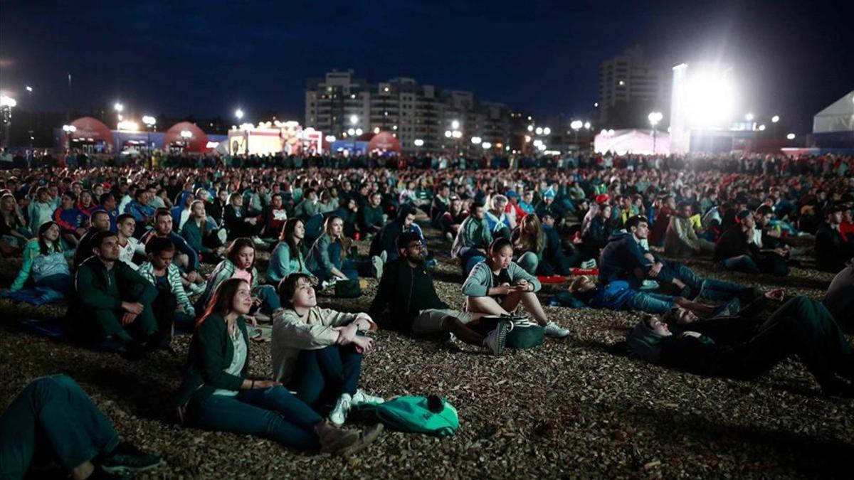 Aficionados de la &quot;Fan Zone&quot; instalada en Kazán siguiendo el partido entre Argentina y Croacia