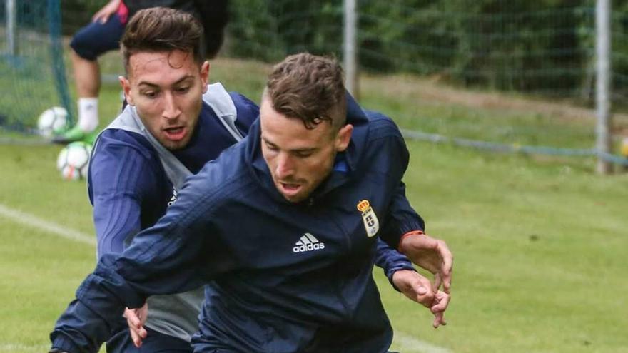 Varela presiona a Aarón en el entrenamiento de ayer en El Requexón.