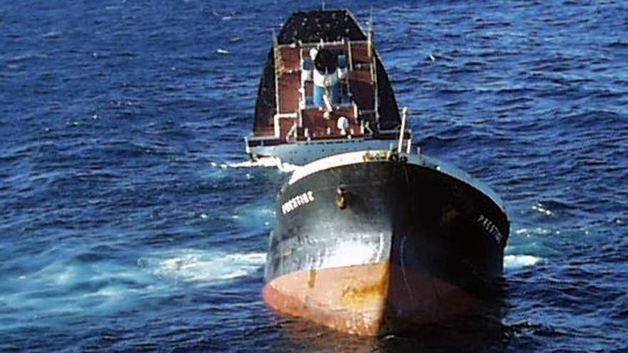 El &quot;Prestige&quot; se partió en dos frente a la costa gallega en noviembre de 2002. // Efe/M. G.