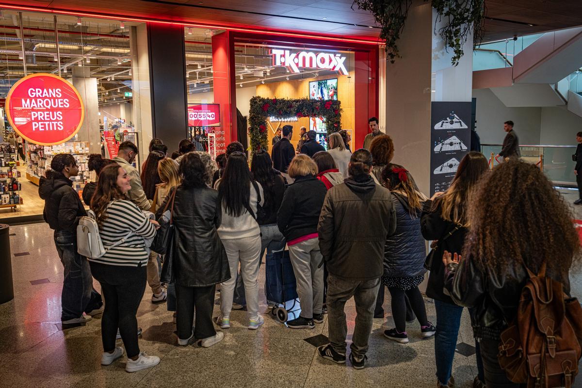 Furor y ofertas en el estreno de la primera tienda en Barcelona del outlet de grandes marcas TK-Maxx