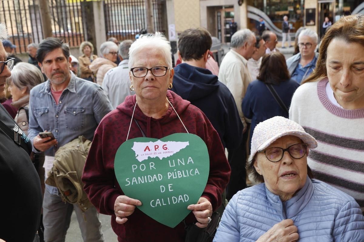 Concentración de protesta, este viernes, ante el centro de salud Severo Ochoa, de Gijón, por las deficiencias de la red de atención primaria.