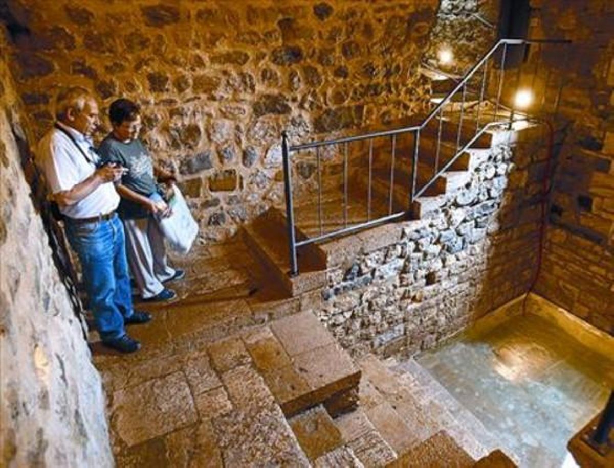 Entorn històric 8 Dos turistes israelians visiten els banys jueus de Besalú. Entorn històric 8 Dos turistes israelians visiten els banys jueus de Besalú.