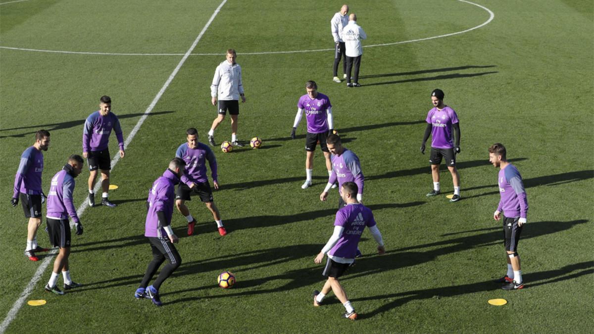 La plantilla del Real Madrid durante un entrenamiento en Valdebebas