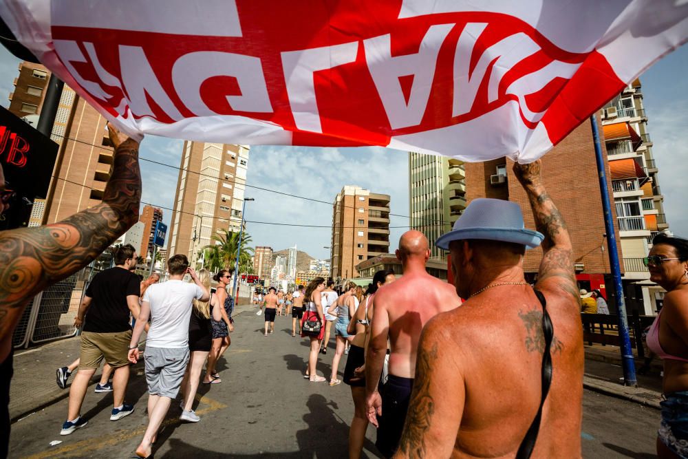 El pase de Inglaterra a semifinales del Mundial de Rusia provoca la euforia de los hinchas ingleses que han tenido que ser desalojados de los locales.